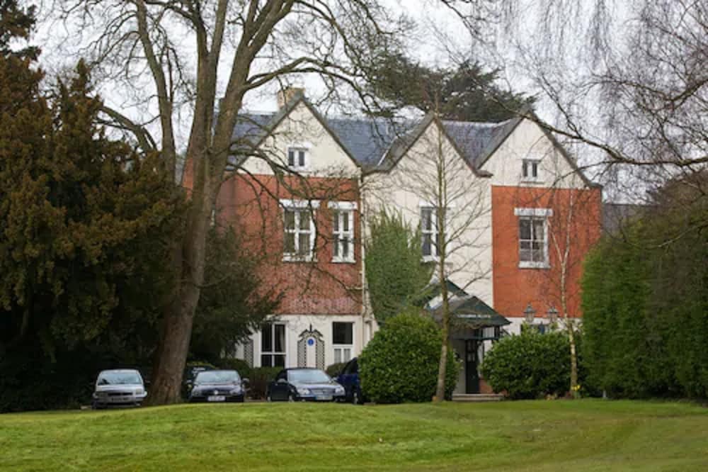 Фото Coulsdon Manor Hotel and Golf Club
