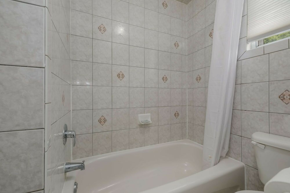 Фото Knights Inn Burlington, On