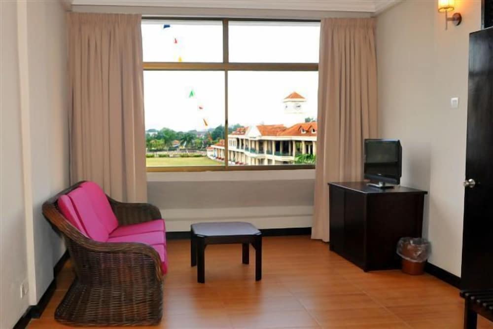 Фото Lodge 18 Hotel