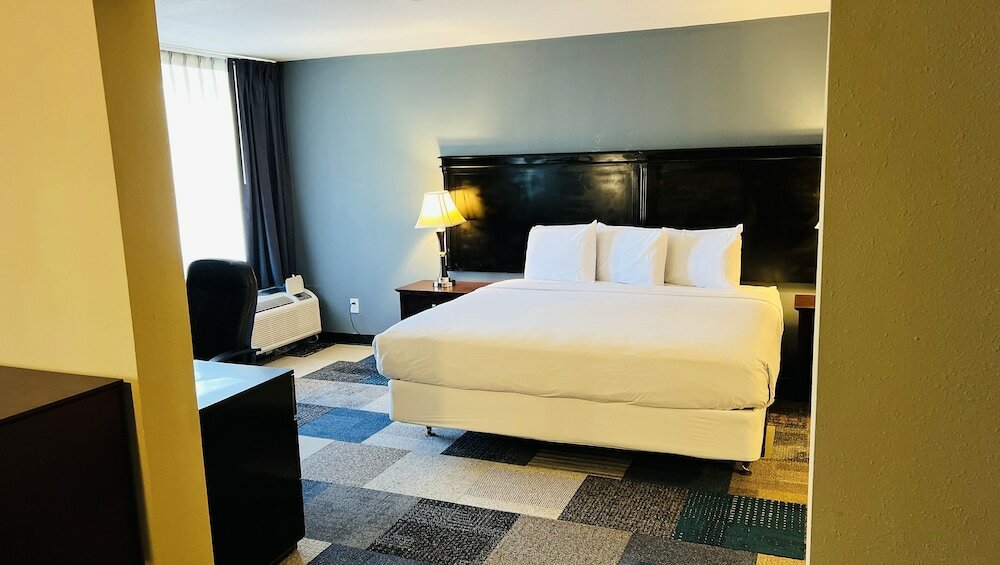 Фото Magnuson Grand Hotel & Conference Center Tyler