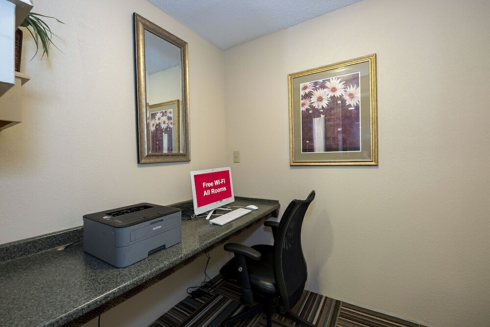 Фото Red Roof Inn Clifton Park