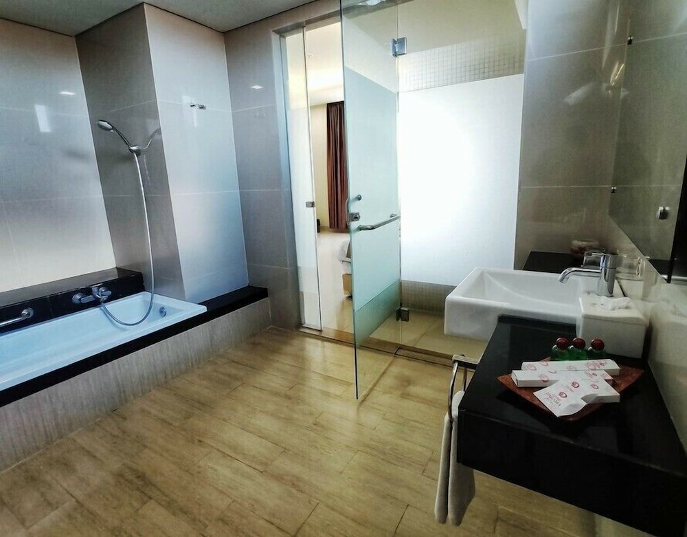 Фото Grand Parama Hotel