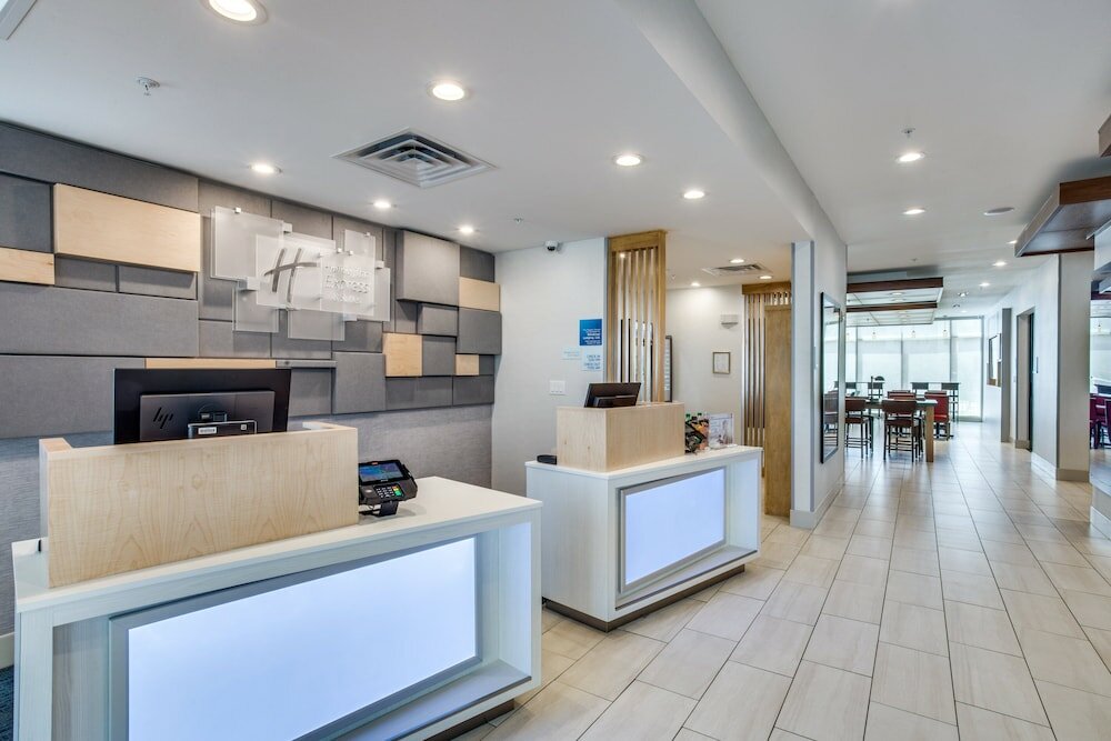 Фото Holiday Inn Express And Suites Denton South, an Ihg Hotel