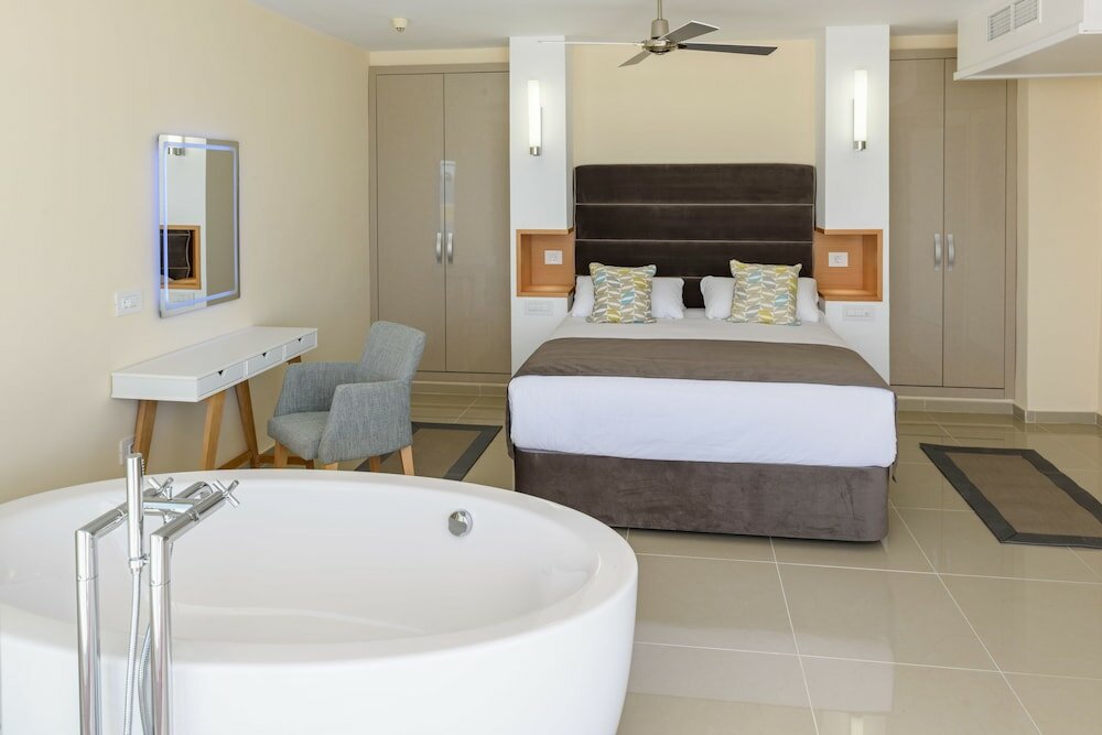 Фото Pearly Grey Ocean Club Apartments & Suites