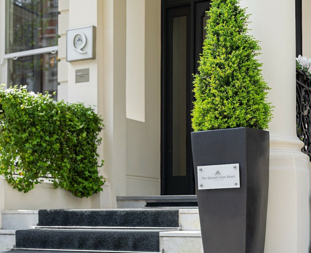 Фото The Queen’s Gate Hotel