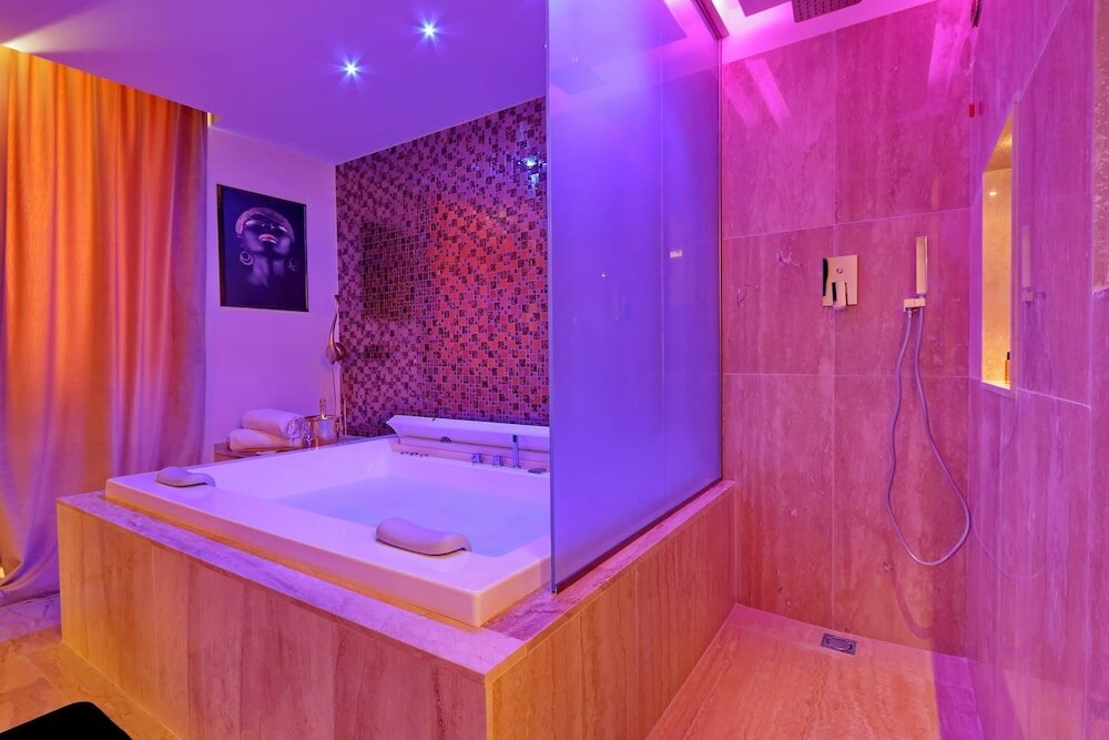 Фото Spanish Diamond Luxury Suites & Jacuzzi