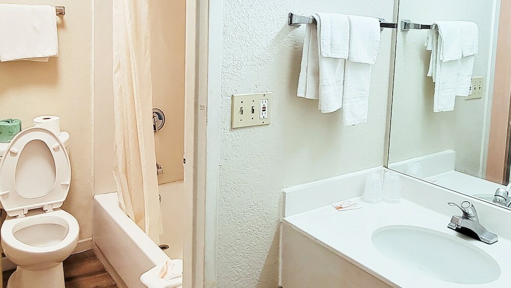 Фото Studios & Suites 4 Less Charlotte