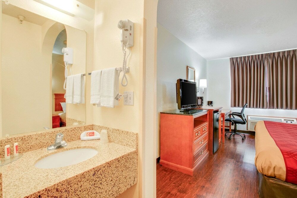 Фото Econo Lodge Inn & Suites
