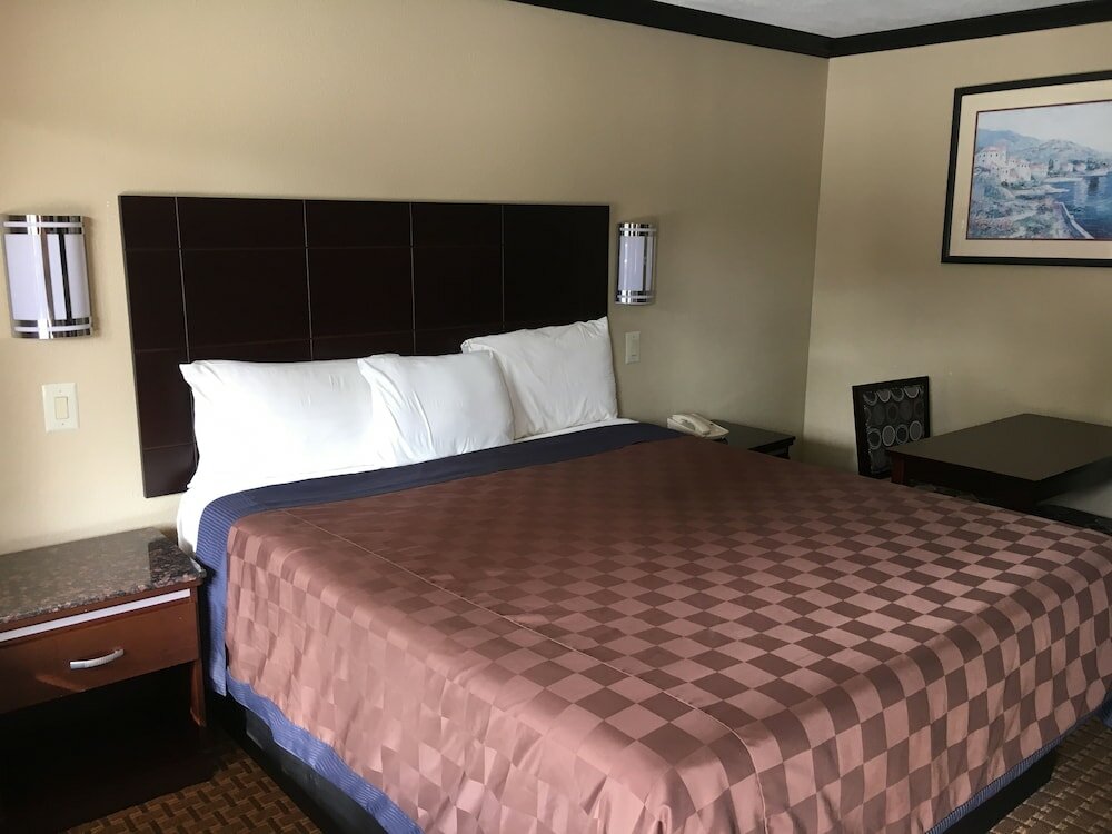 Фото Del Amo Inn