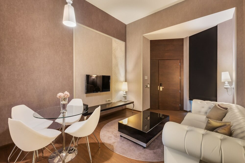 Фото Ikonik Parlament