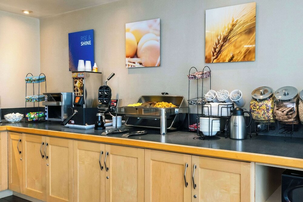 Фото Comfort Inn Hwy 401