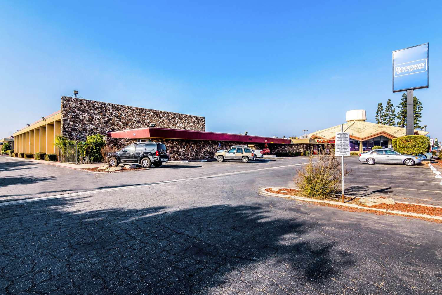 Фото Rodeway Inn & Suites