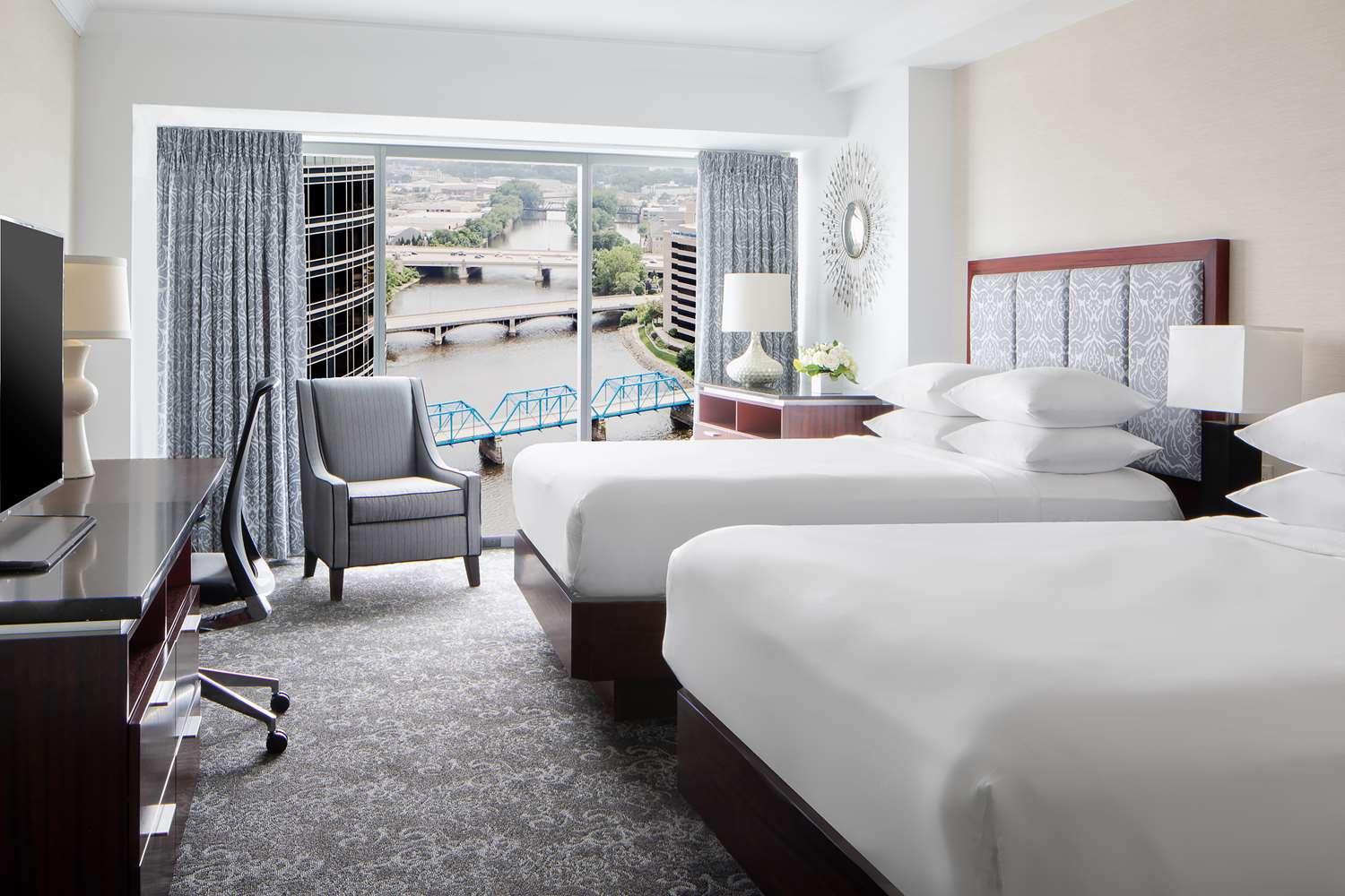 Фото Amway Grand Plaza, Curio Collection by Hilton