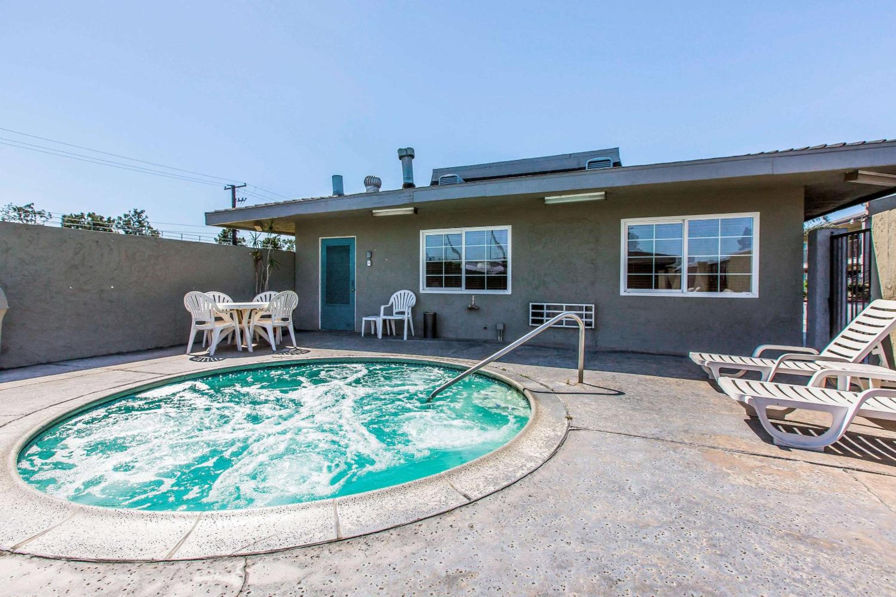 Фото Rodeway Inn Ontario Airport Mills