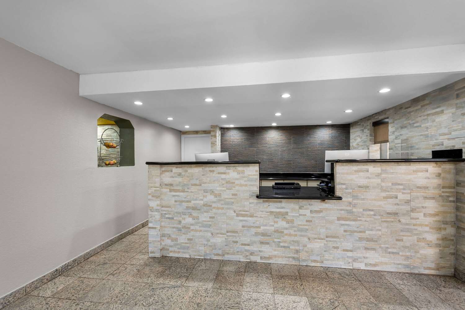 Фото Days Inn by Wyndham Raleigh Midtown