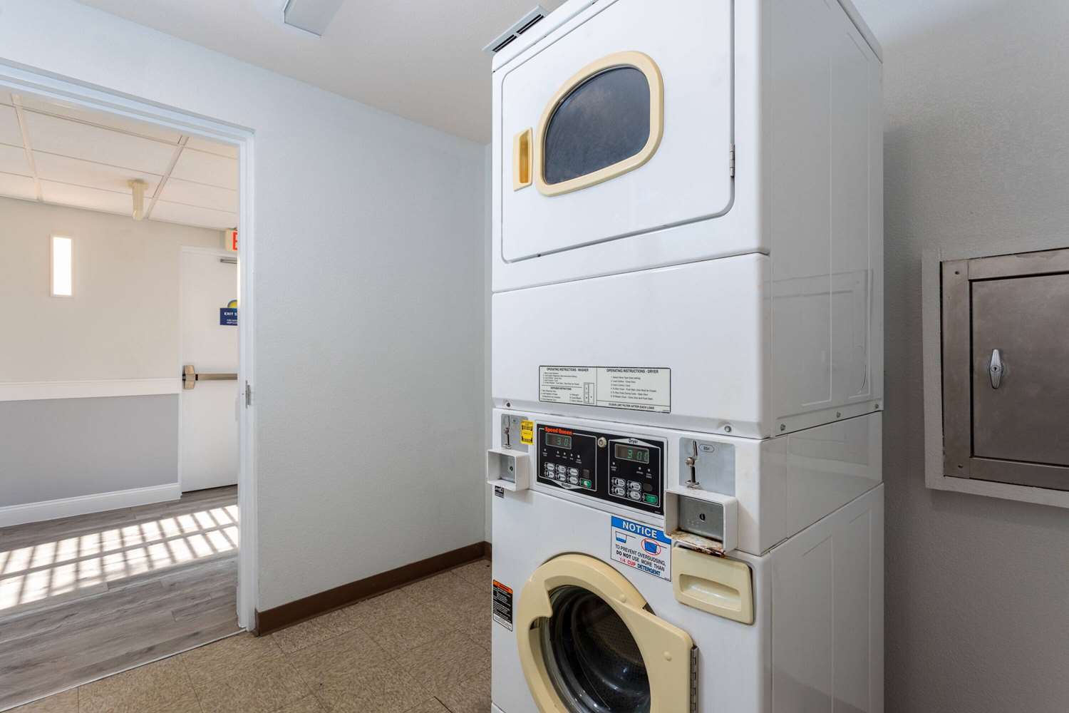 Фото Days Inn & Suites by Wyndham Lakeland