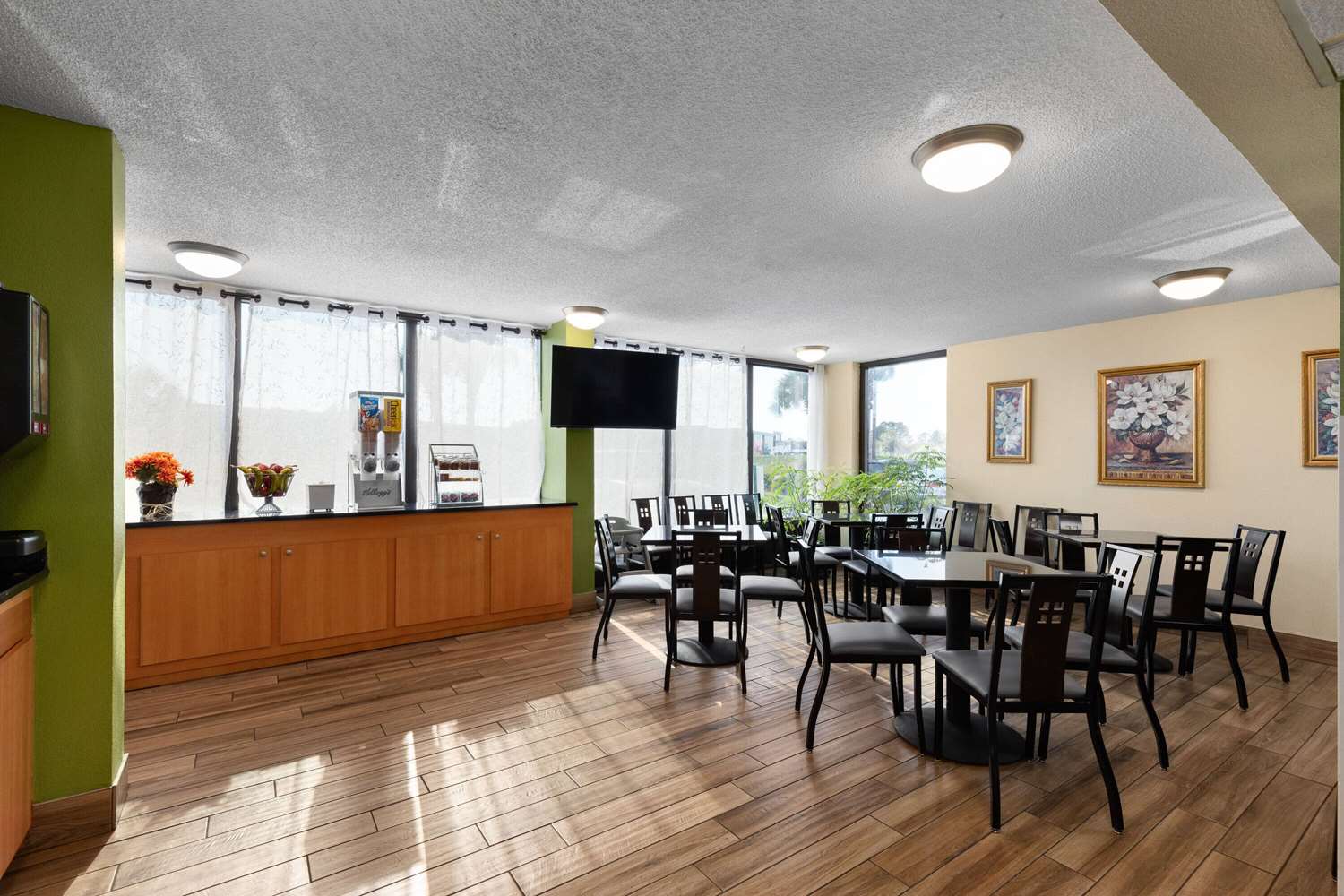 Фото Super 8 by Wyndham Myrtle Beach/Market Common Area