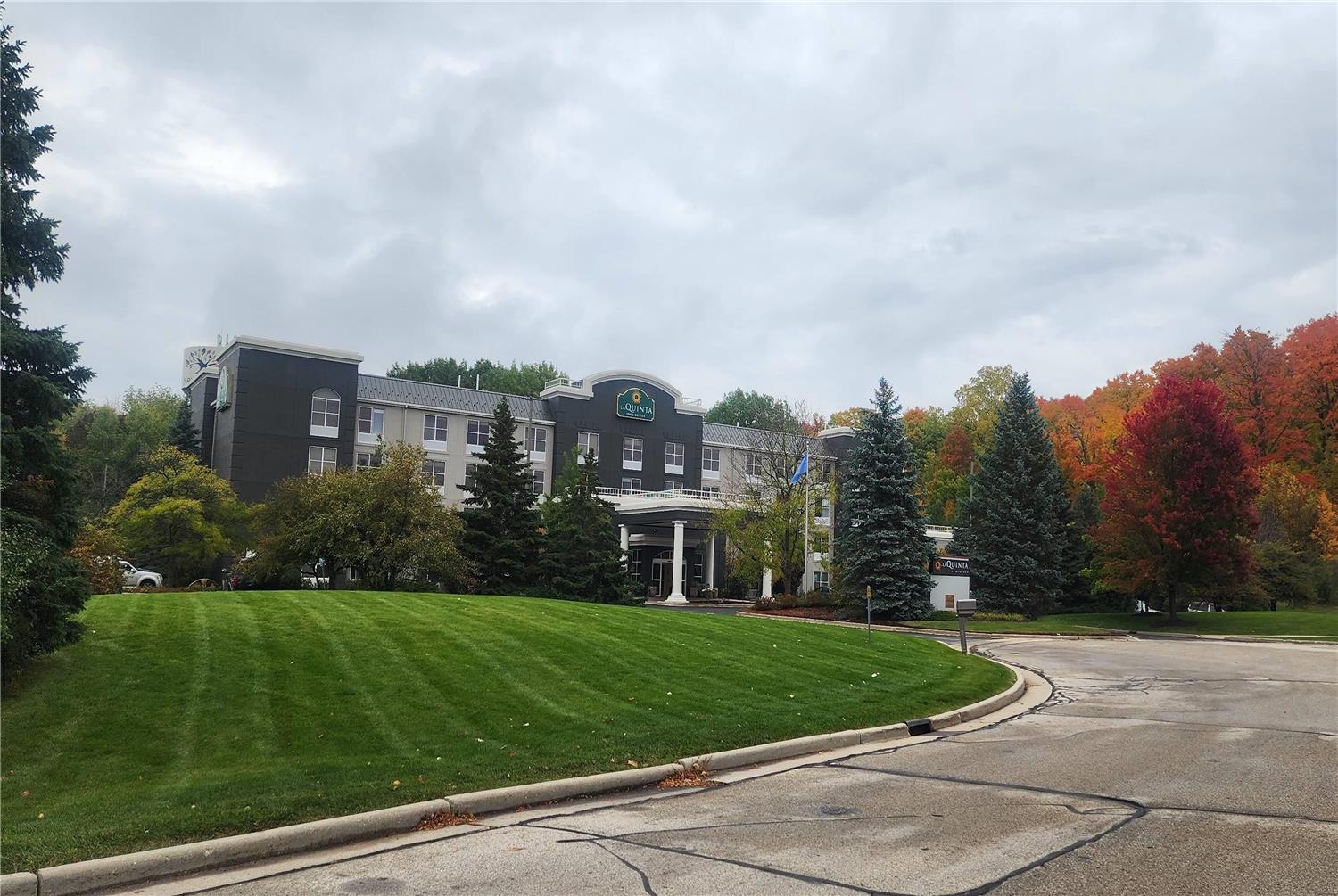 Фото La Quinta Inn & Suites by Wyndham Milwaukee Sw New Berlin