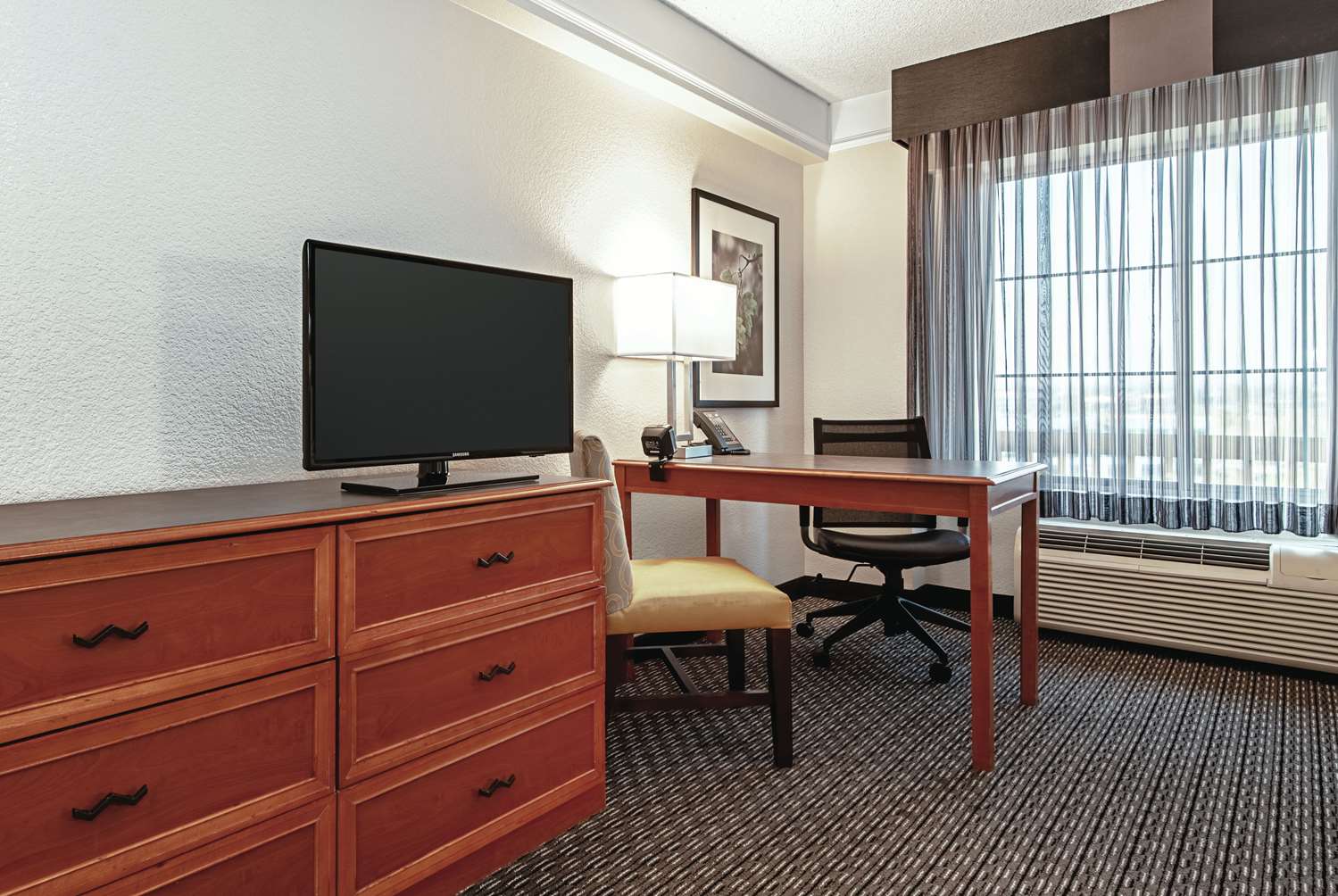 Фото La Quinta Inn & Suites by Wyndham Ontario Airport