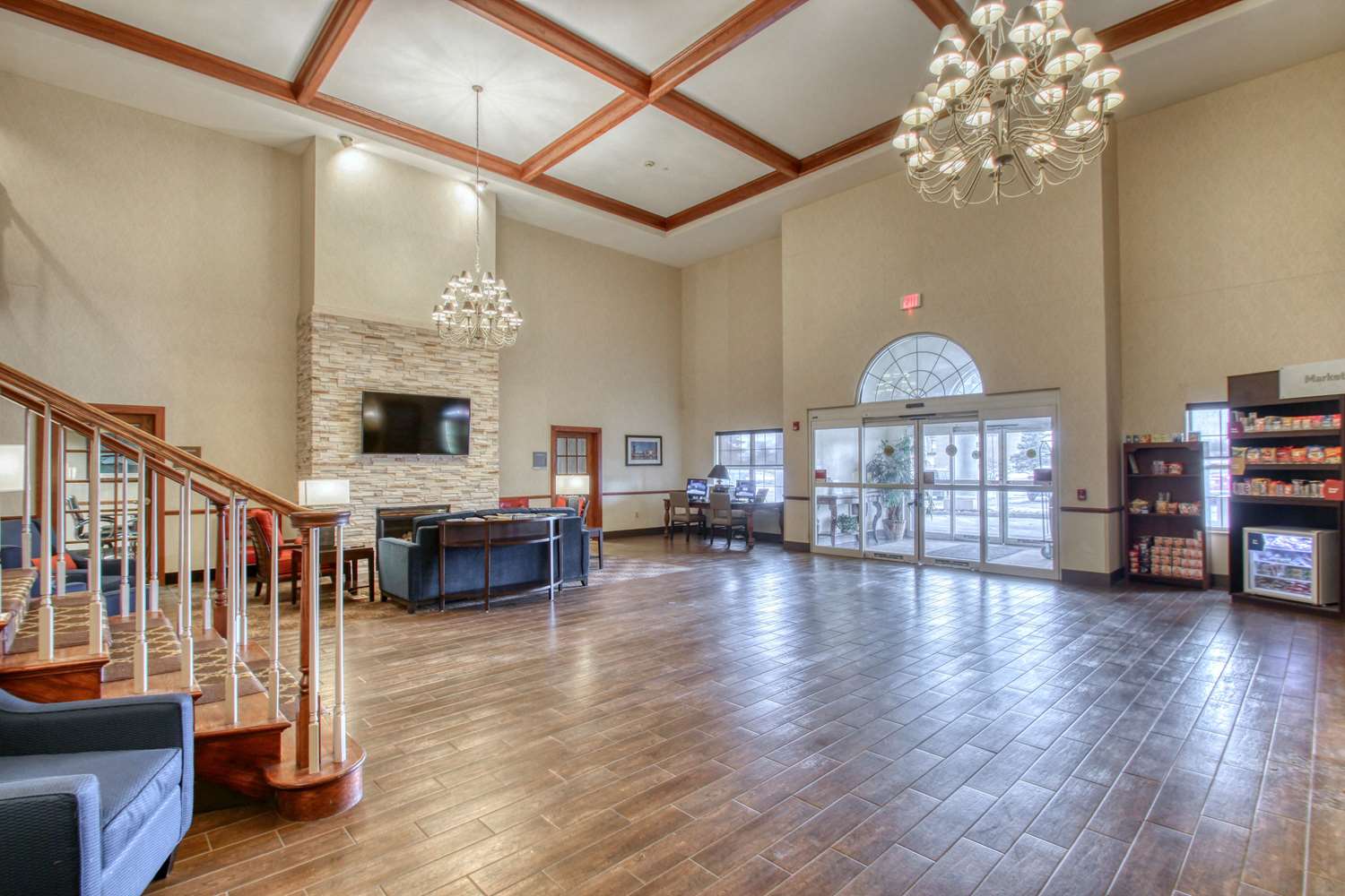 Фото Comfort Suites Milwaukee Airport