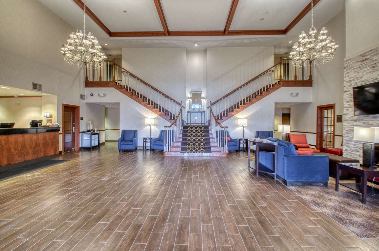 Фото Comfort Suites Milwaukee Airport