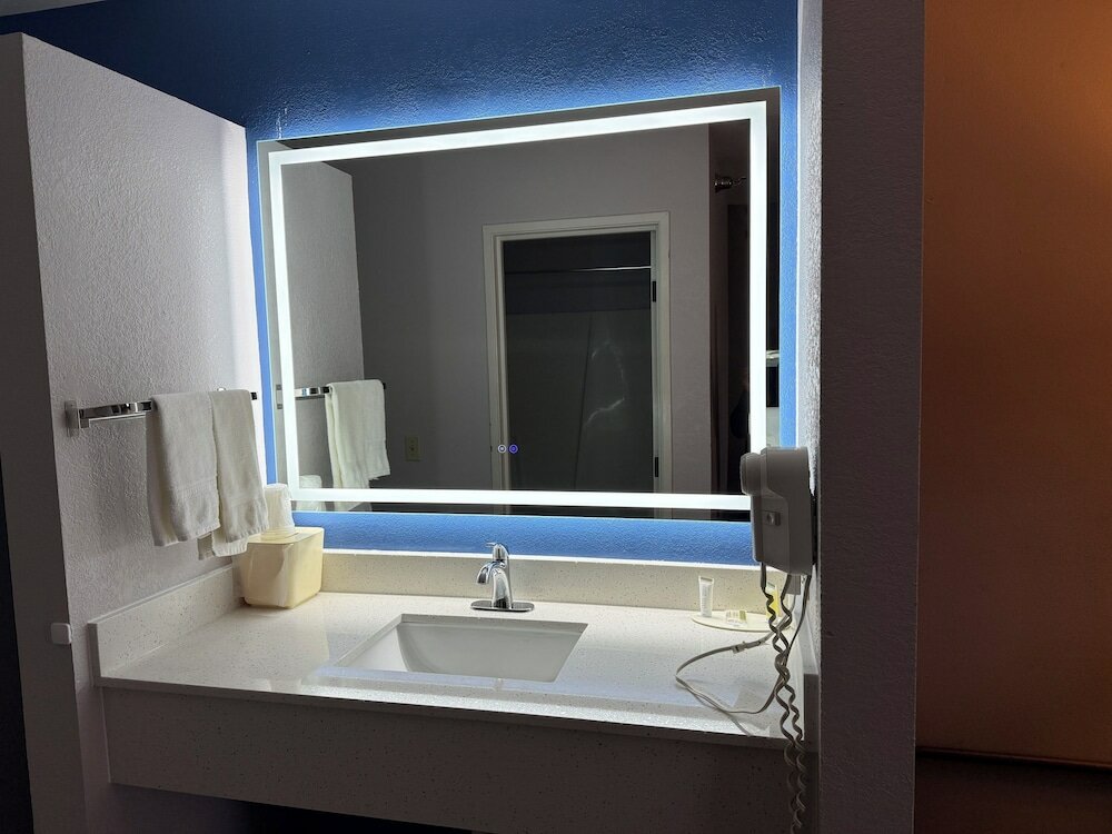 Фото Super 8 by Wyndham Delavan Near Lake Geneva