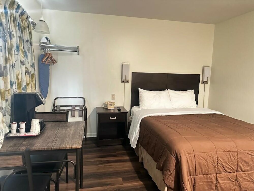 Фото Blue Spruce Motel & Townhouses