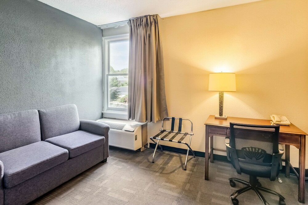 Фото Econo Lodge Inn & Suites Radford-Blacksburg Area