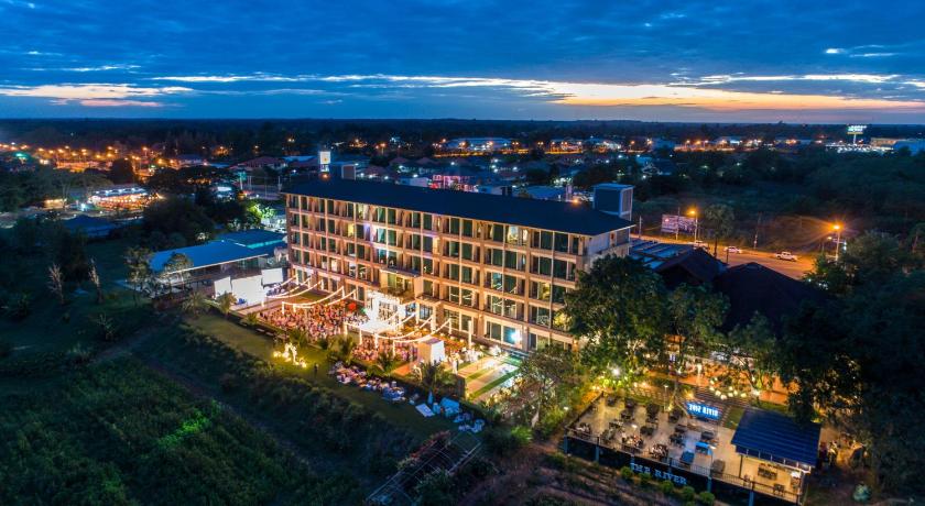 Фото The River Hotel