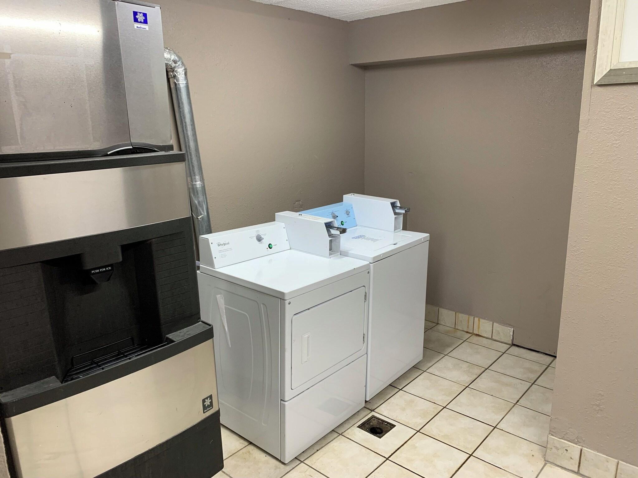 Фото HomeTowne Studios by Red Roof Mystic - New London