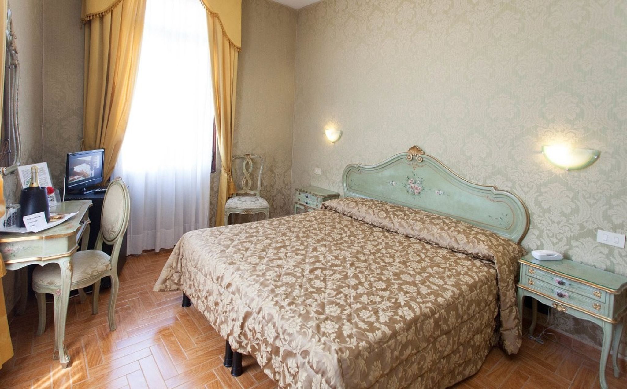 Фото Hotel Canal