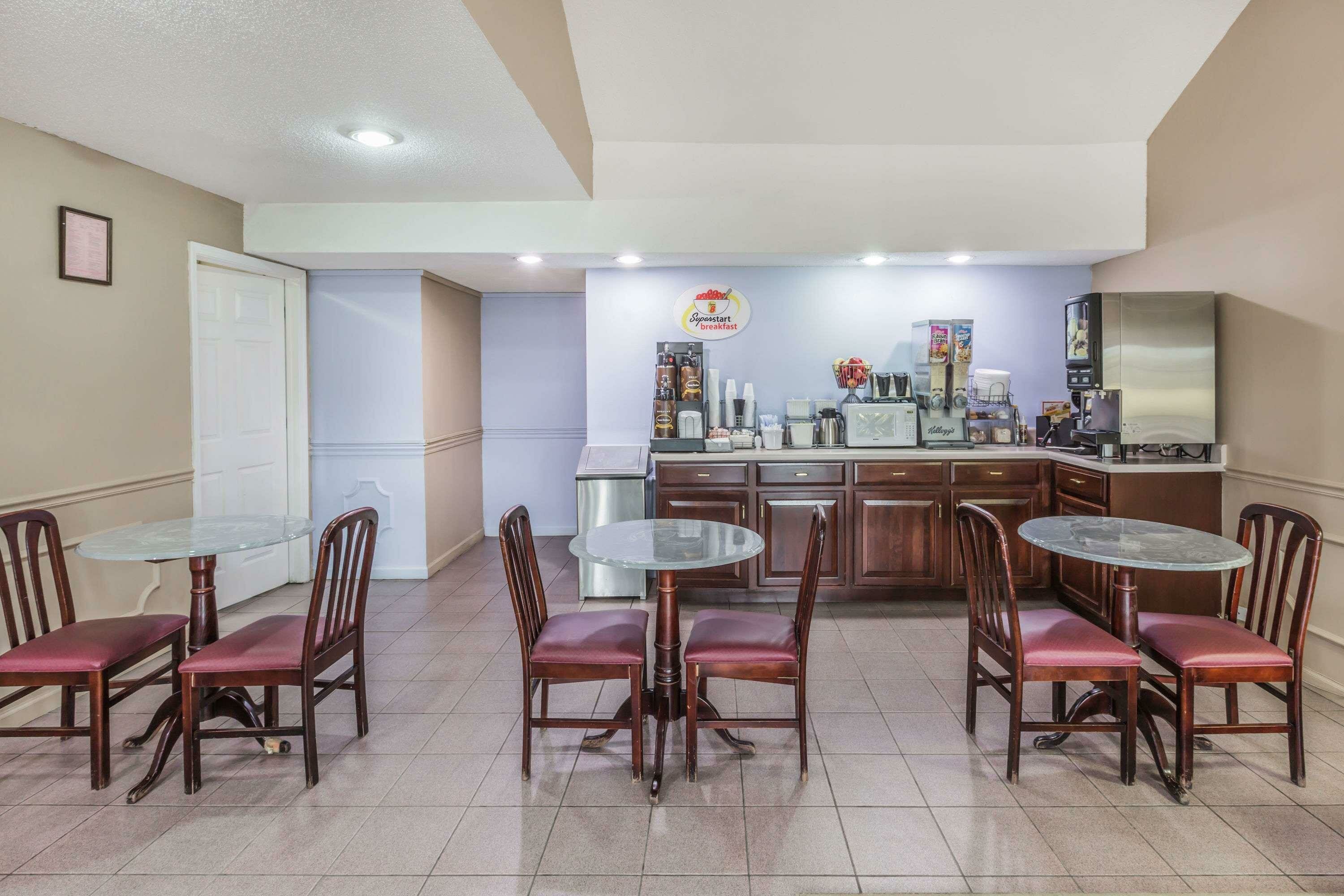 Фото Super 8 by Wyndham Clinton