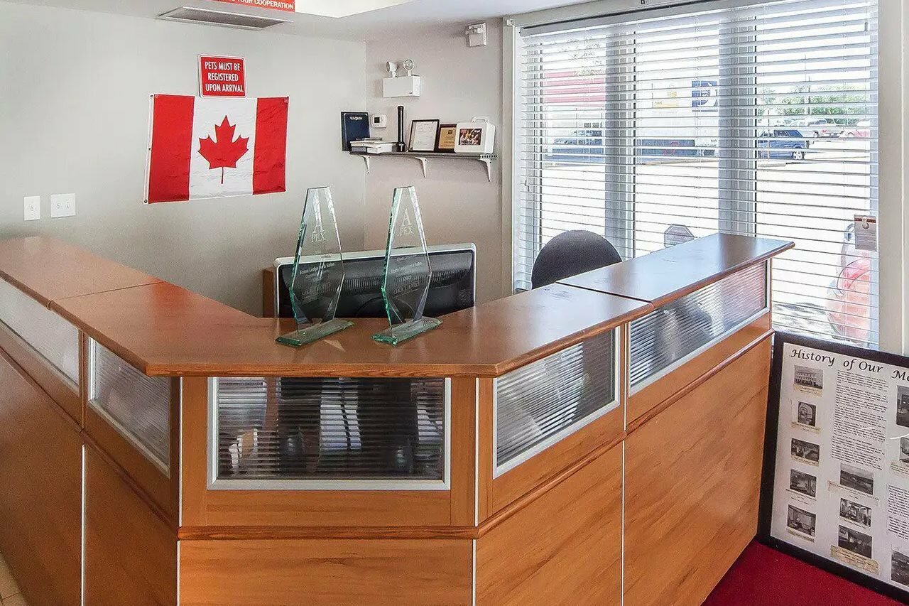 Фото Econo Lodge Inn & Suites