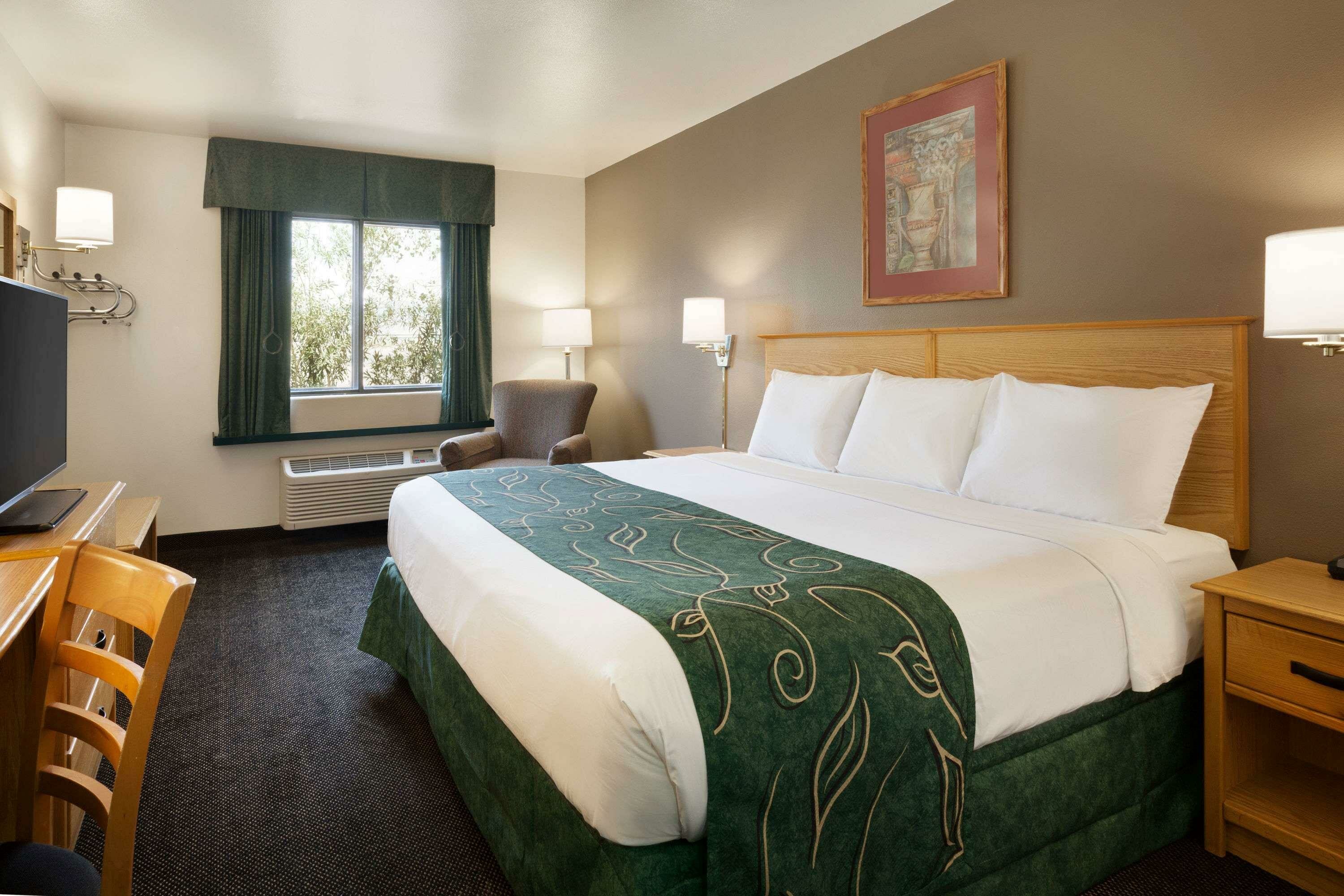 Фото Travelodge by Wyndham Yermo