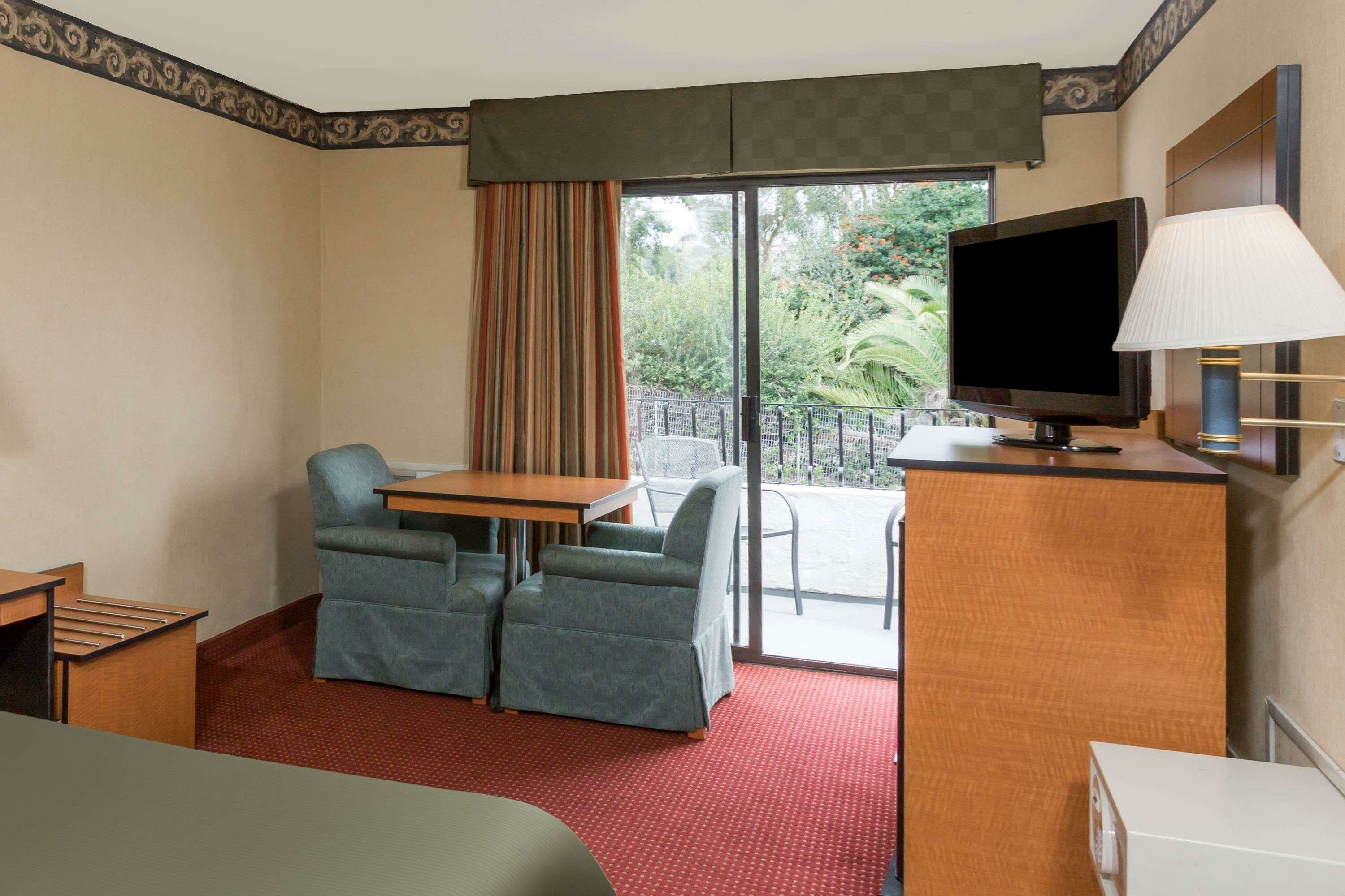 Фото Travelodge by Wyndham San Clemente Beach