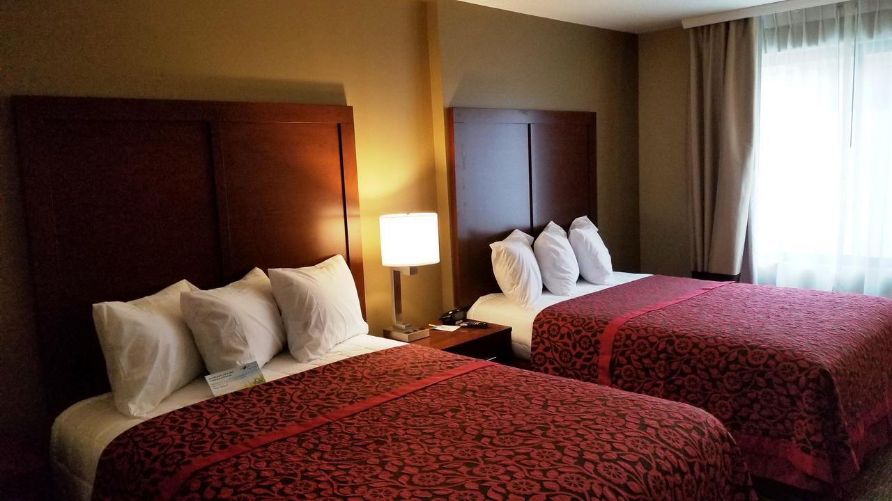 Фото Days Inn by Wyndham Brooklyn Marine Park