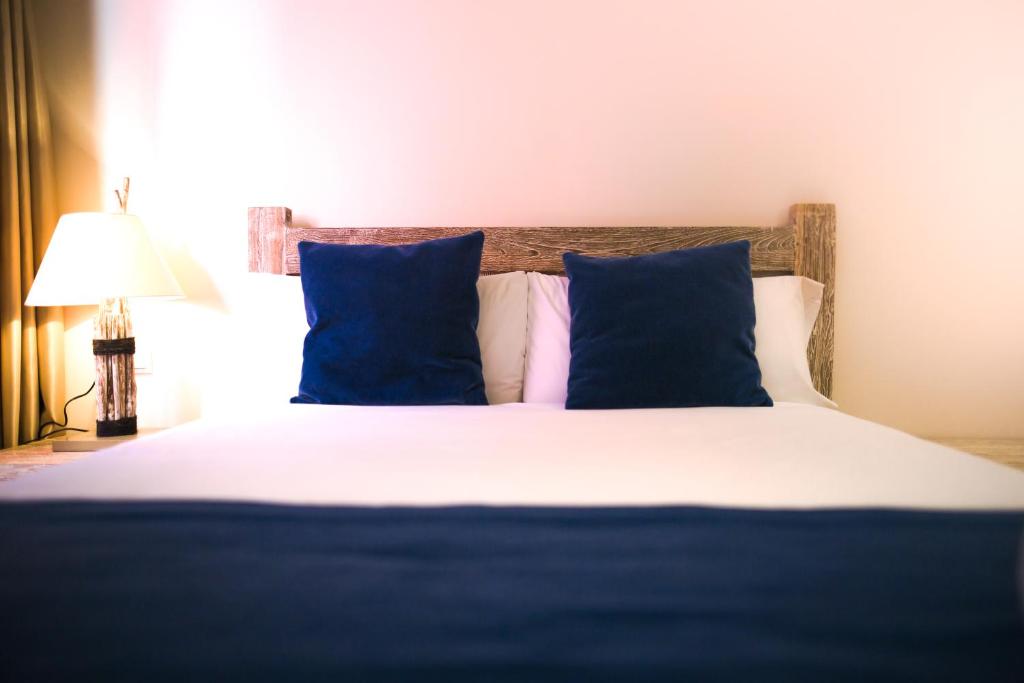 Фото La Bodega Suites