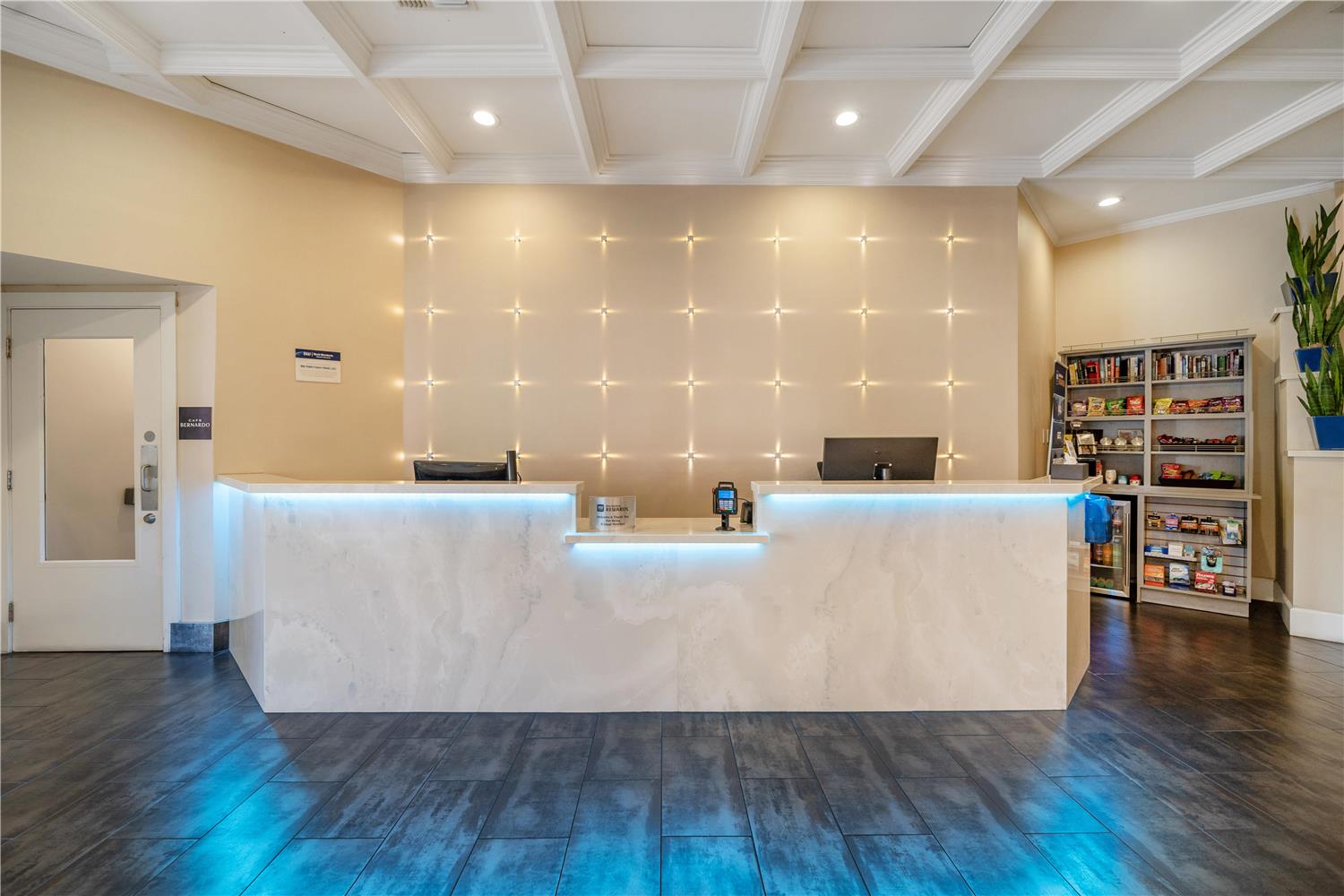 Фото Best Western Plus Palm Court Hotel