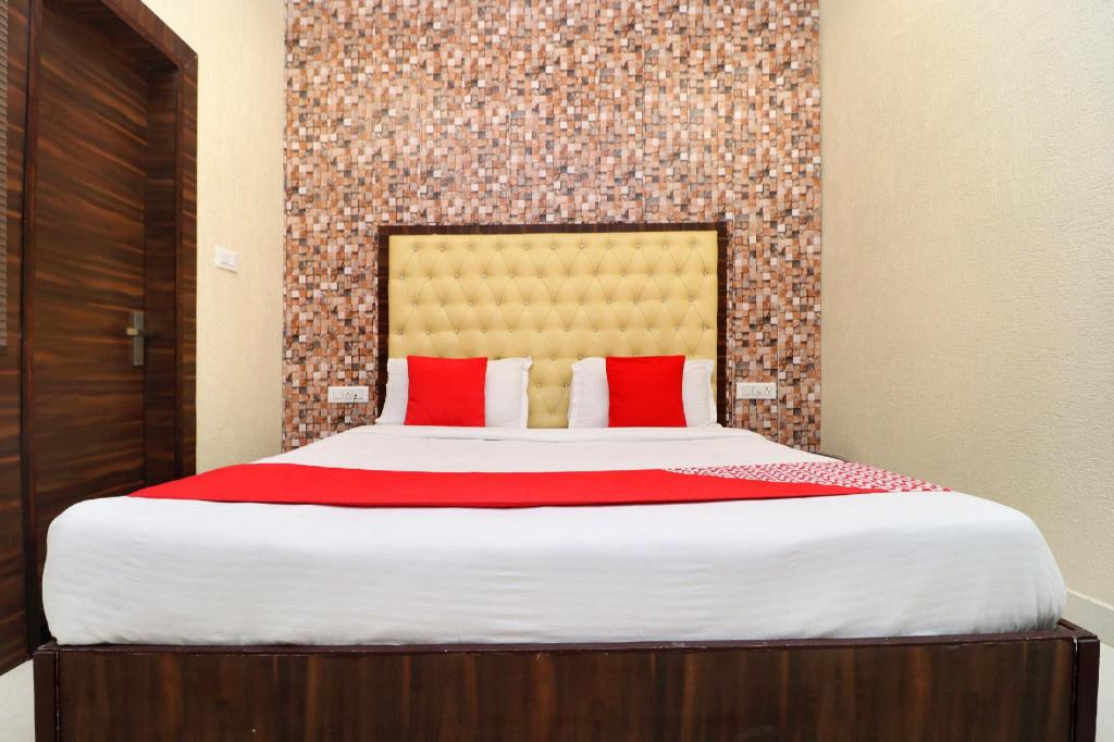 Фото Azaad Lifestyle Hotel by Oyo Rooms