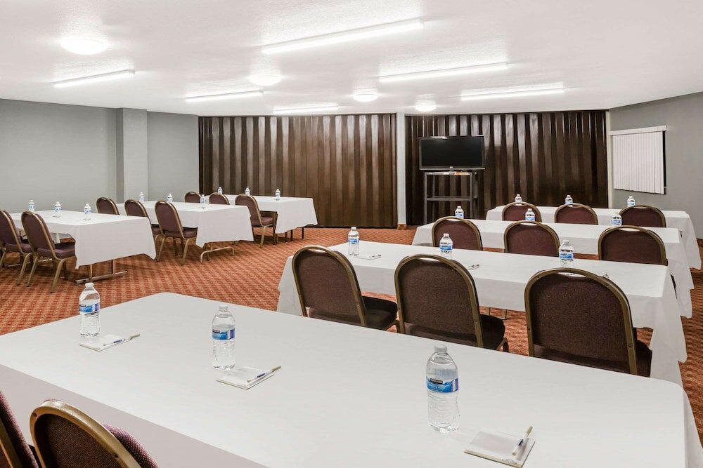 Фото Days Inn by Wyndham West Des Moines