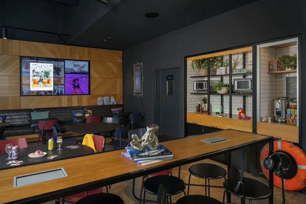 Фото Moxy Southampton