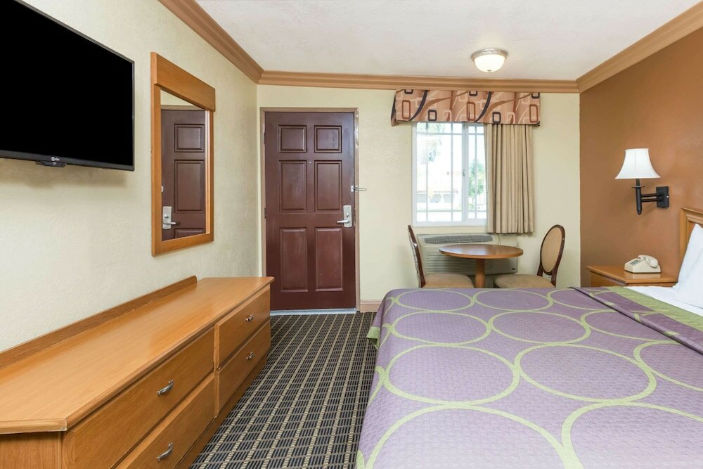 Фото Super 8 by Wyndham Azusa