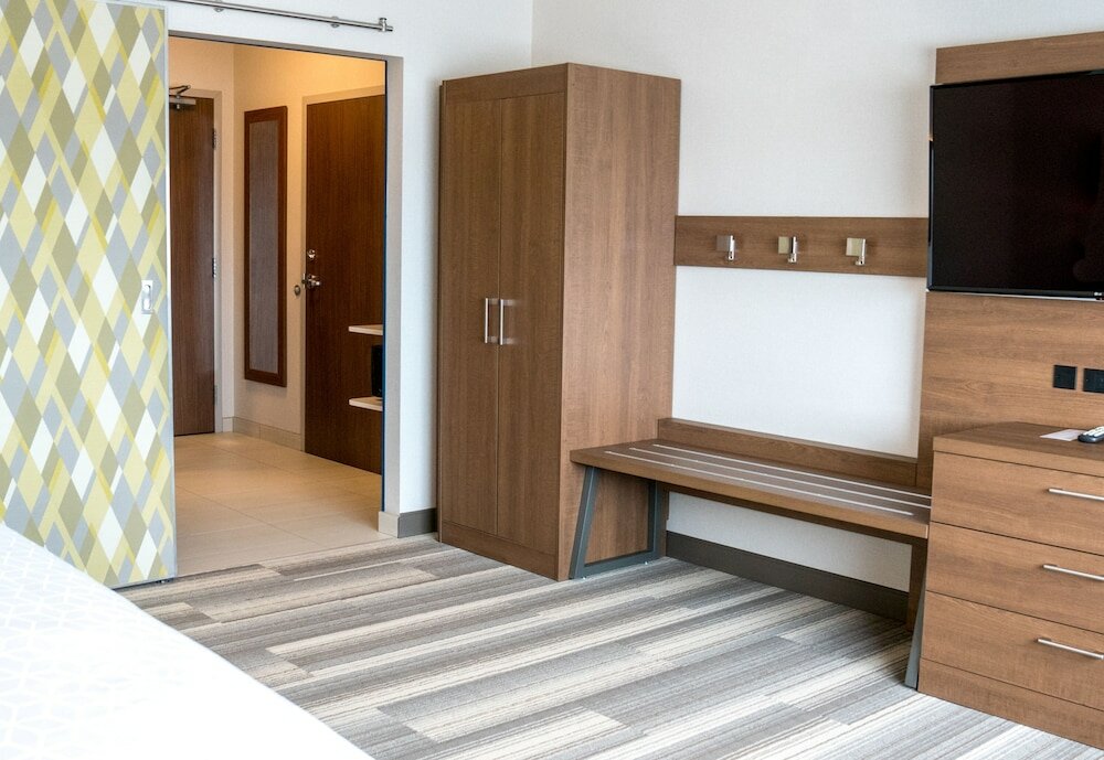 Фото Holiday Inn Express & Suites Brandon, an Ihg Hotel