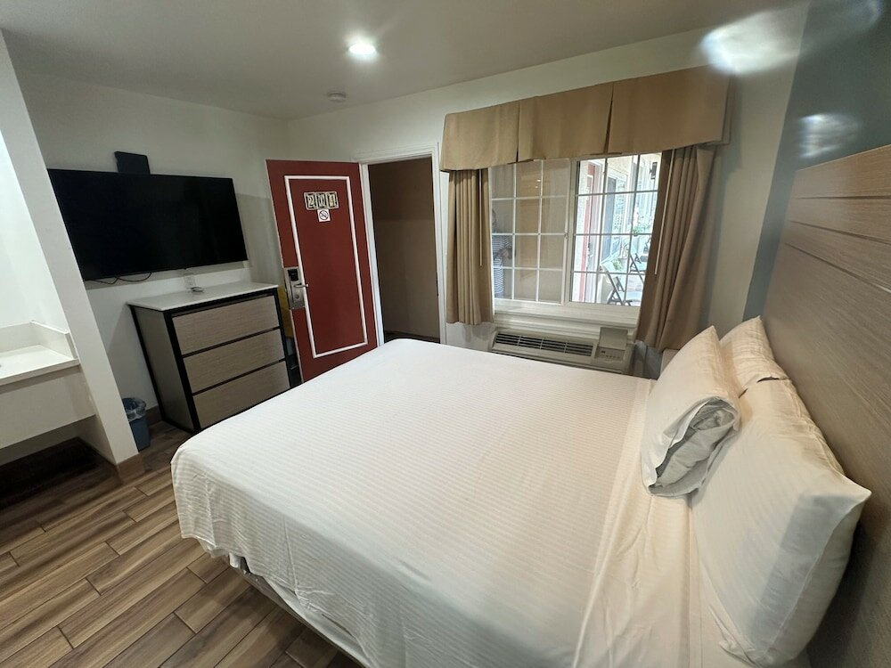 Фото Town and Country Inn