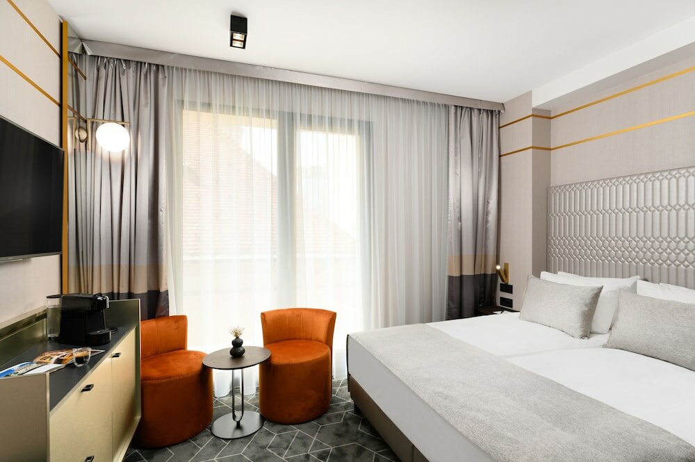Фото Emerald Hotel & Suites 