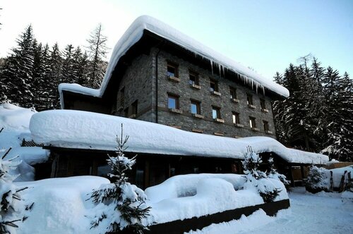 Гостиница Chalet Eden в Ла-Тюиле