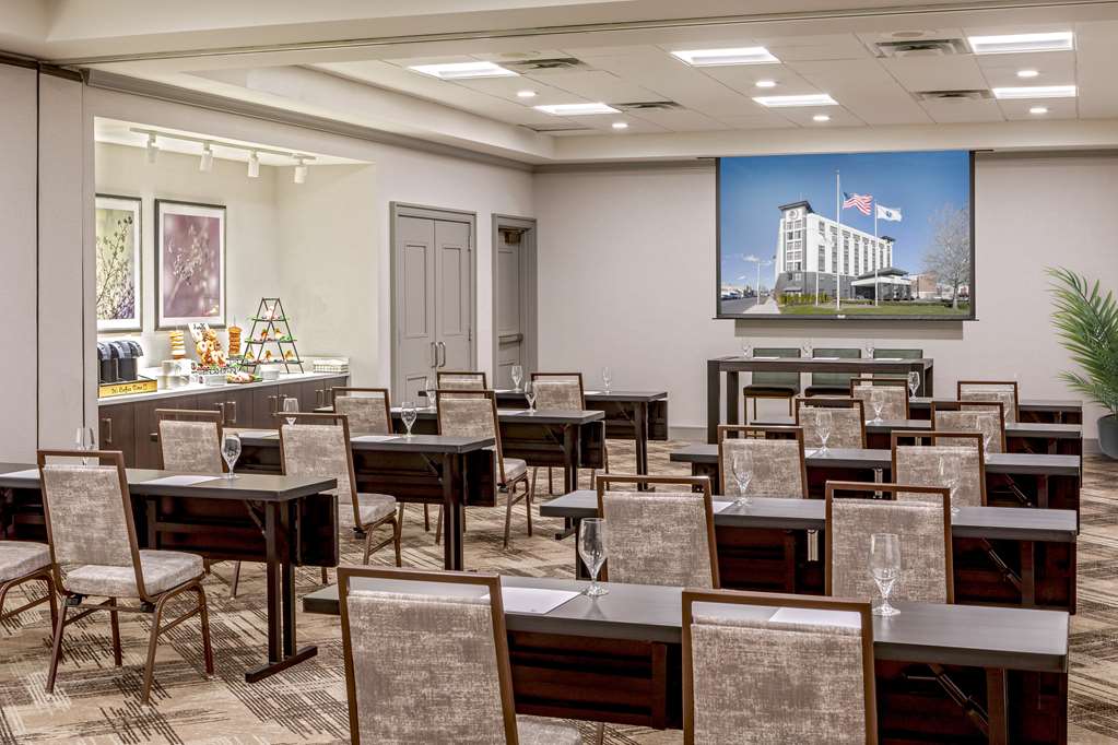 Фото Doubletree by Hilton Boston Logan Airport Chelsea