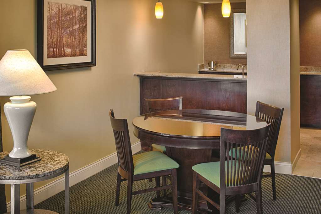 Фото Doubletree by Hilton Seattle Airport