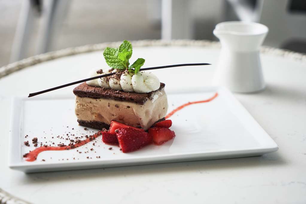 Фото The Beverly Hilton