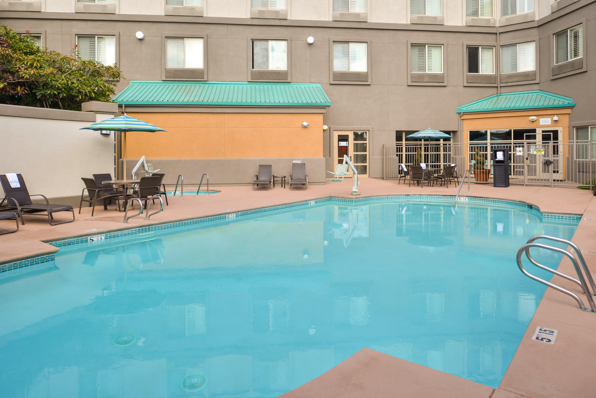 Фото Holiday Inn Express Hotel & Suites Elk Grove Ctrl Sacramento, an Ihg Hotel